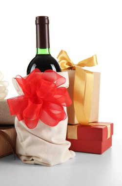 Şarap şişesi ve hediye kutuları dekore edilmiş 