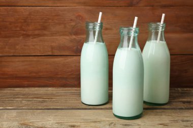 Üç şişe süt payet ile 