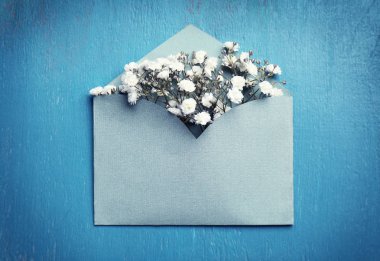 Güzel çiçekler ile dekoratif zarf