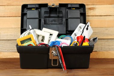Elektrikçi araçları ile kutu