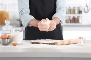 Adam makarna hazırlama 