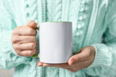 elinde beyaz Kupası