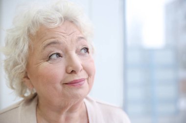 Yaşlı kadının portre ışık odada