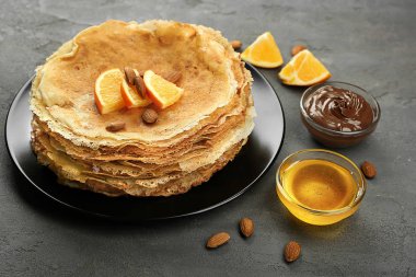 Turuncu ile lezzetli gözleme yığını