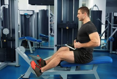 Modern bir spor salonu eğitim genç adam