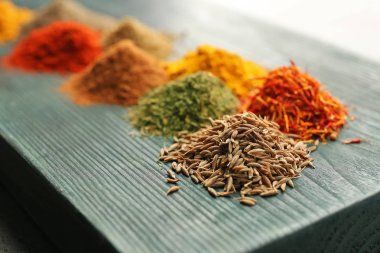 Kurulu farklı baharat karışımı ile