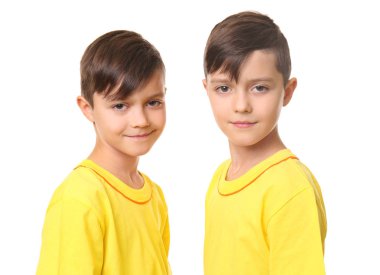 İkiz kardeşler beyaz arka plan üzerinde