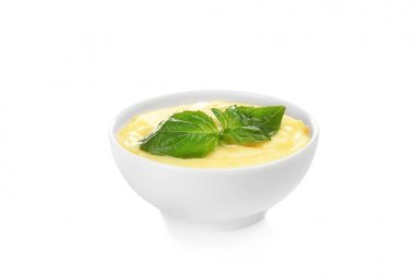 Krem peynir ve fesleğen yaprakları