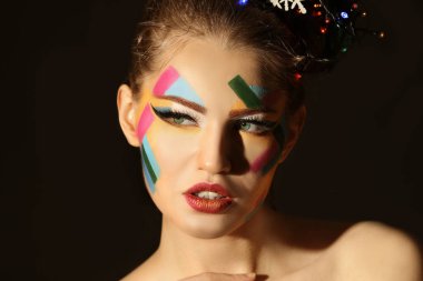 Yaratıcı makyajlı genç bir kadın.