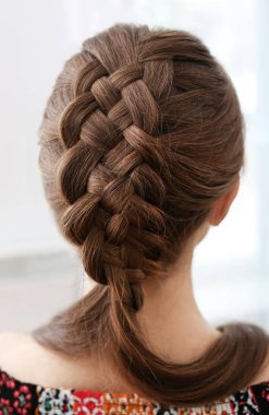 güzel örgü saç modeli olan kadın