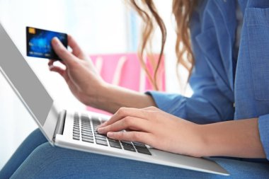 vrouw doen online winkelen thuis