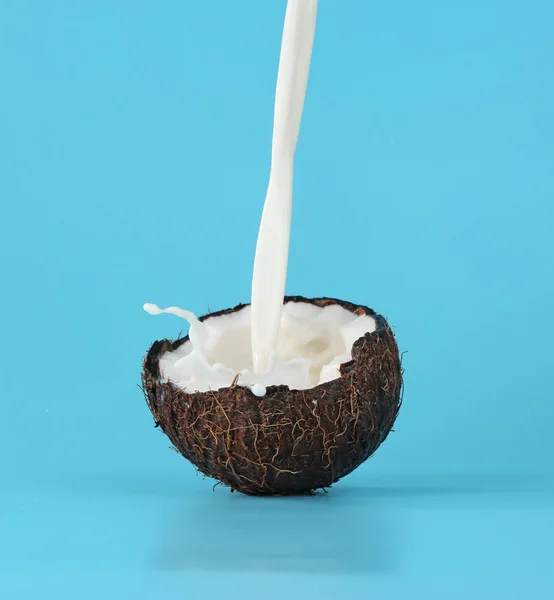 Cracked Kokosnuss mit Spritzern Milch — Stockfoto