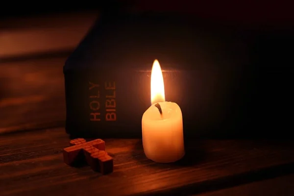 燃烧的蜡烛和圣经 》 — 图库照片