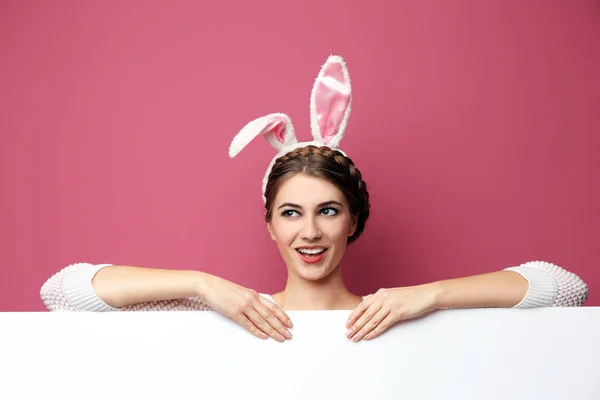 Donna con orecchie da coniglio — Foto Stock