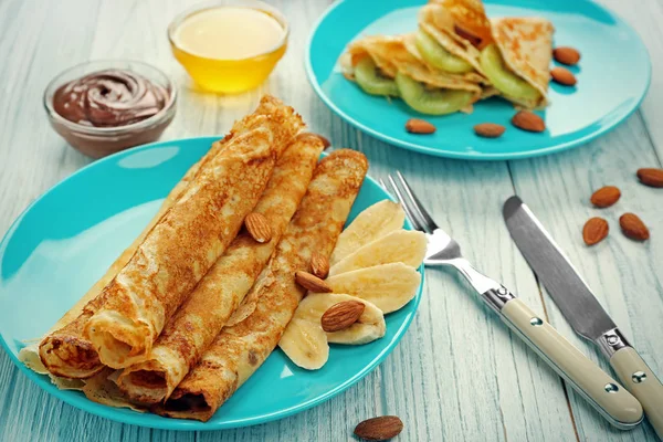 Blue plate with delicious pancakes — Stock Photo, Image