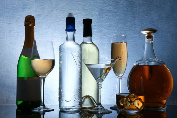 Verschillende flessen wijn en gedistilleerde dranken — Stockfoto
