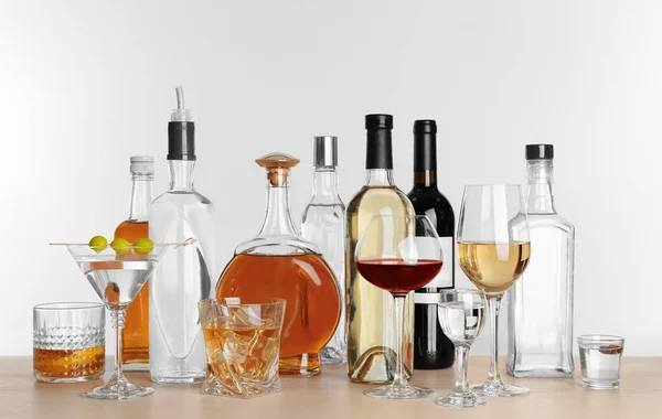 Diferentes garrafas de vinho e bebidas espirituosas — Fotografia de Stock
