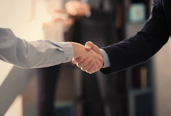Zbliżenie business handshake pomieszczeniu — Zdjęcie stockowe