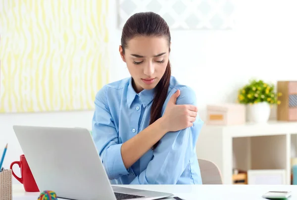 Hermosa joven sufriendo — Foto de Stock