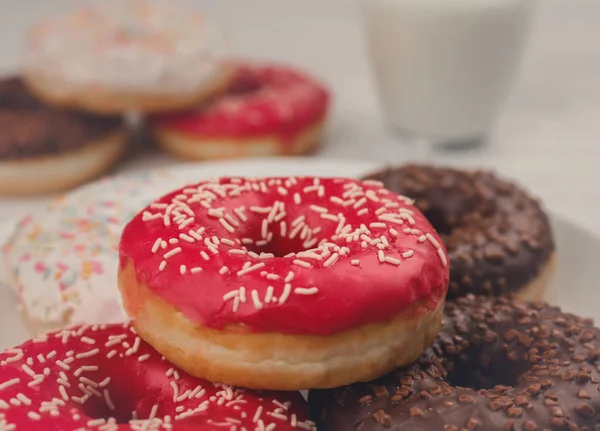 Rosquillas sabrosas en el plato — Foto de Stock