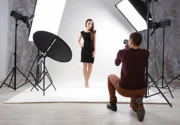 Fotograf arbeitet mit Model — Stockfoto