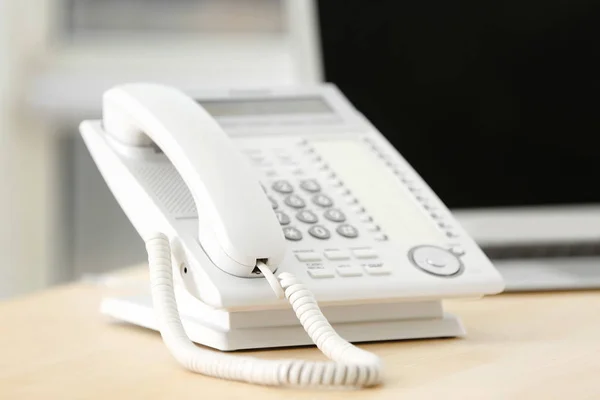 Telefone branco no escritório — Fotografia de Stock