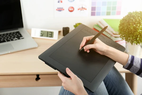 Designer zeichnen auf Grafik-Tablet — Stockfoto