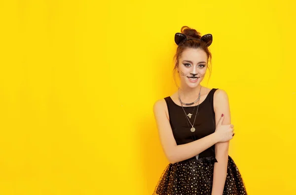 Belle jeune femme avec maquillage de chat et oreilles sur fond de couleur — Photo