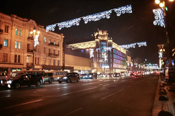 Ciudad decorada en la noche de Navidad — Foto de Stock