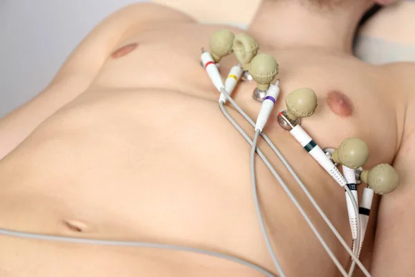 Genç adam için EKG yapma — Stok fotoğraf