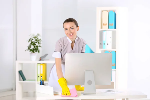 Mooie kamermeisje tabel uit stof schoonmaken — Stockfoto