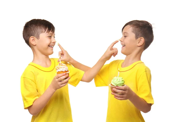 Superleuke Jongens Met Verjaardag Cupcakes Witte Achtergrond — Stockfoto