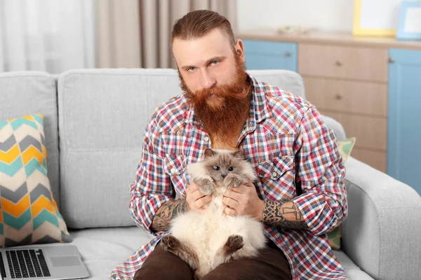 Homem Barbudo Jovem Com Gato Fofo Sentado Sofá — Fotografia de Stock