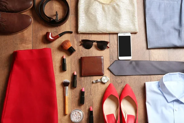 Flat lay conjunto de roupas masculinas e femininas — Fotografia de Stock