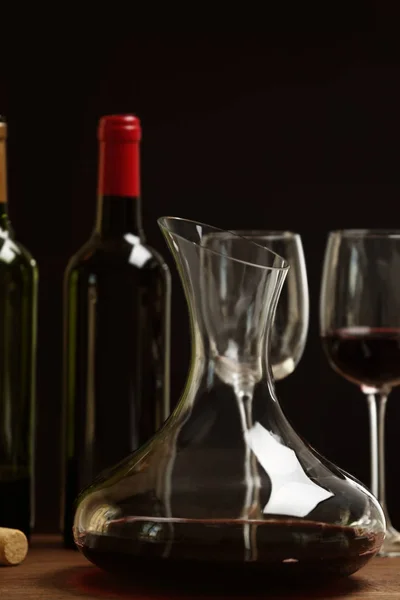 График и бокалы с красным вином — стоковое фото