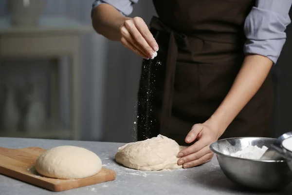 Woman making dough — Stock Photo, Image