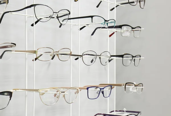Óculos em loja oftálmica — Fotografia de Stock