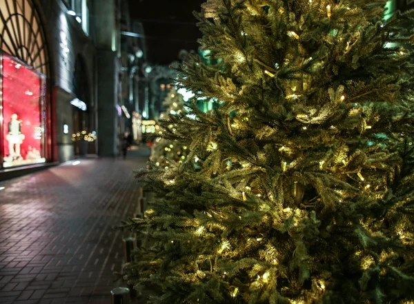 Árbol de Navidad decorado cerca de la tienda en la calle — Foto de Stock