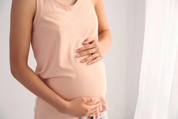 Krásná těhotná žena doma, detailní záběr — Stock fotografie