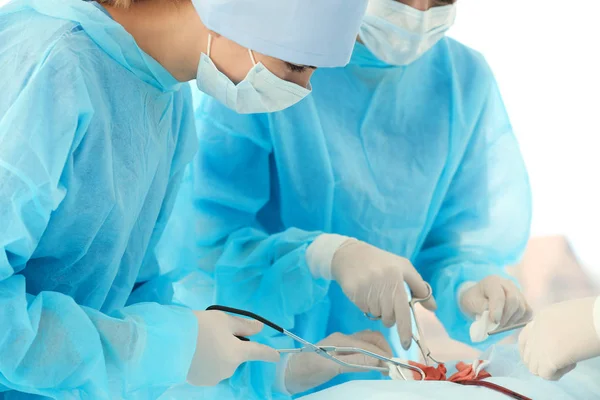 Young doctors operating patient in clinic — Stock Photo, Image