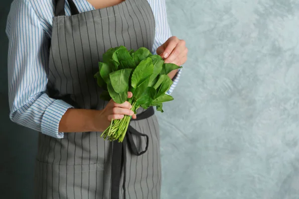 Mujer sosteniendo racimo de hierbas — Foto de Stock