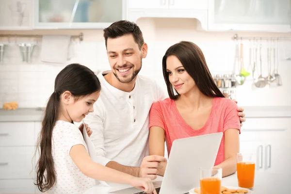 Orangtua Dan Anak Yang Bahagia Dapur — Stok Foto