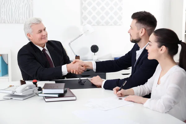 Couple at notary public office — Stock Photo, Image