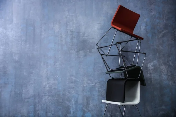 灰色の壁の近くの椅子 — ストック写真