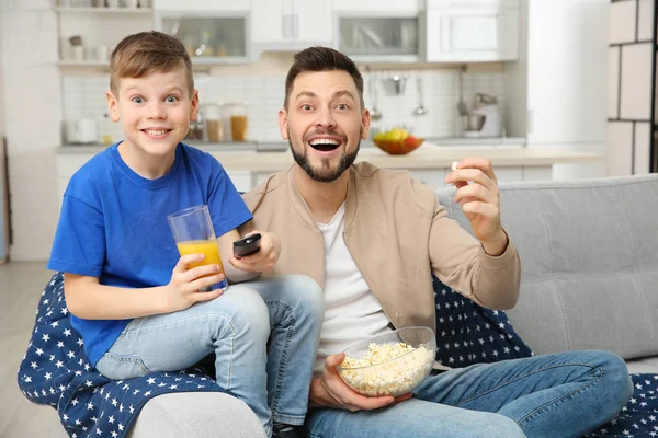 Батько і син дивиться спорт на телебаченні вдома — стокове фото