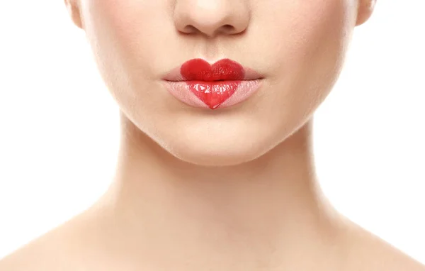 Mooie jonge vrouw met hart geschilderd op de lippen — Stockfoto
