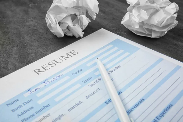Resume and pen on table — Stock Photo, Image