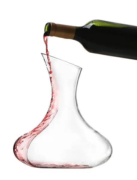 Наливание вина в графине — стоковое фото
