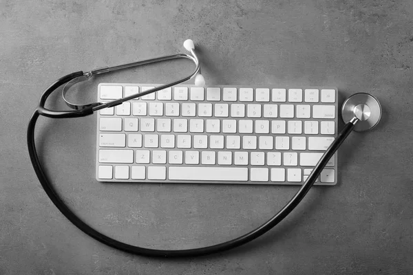 听诊器和现代计算机键盘 — 图库照片