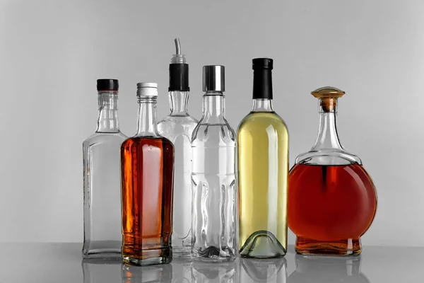 Diferentes botellas de vino y licores — Foto de Stock